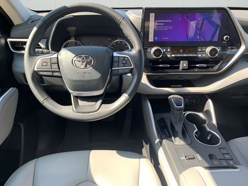 Used 2023 Toyota Highlander XLE image 16