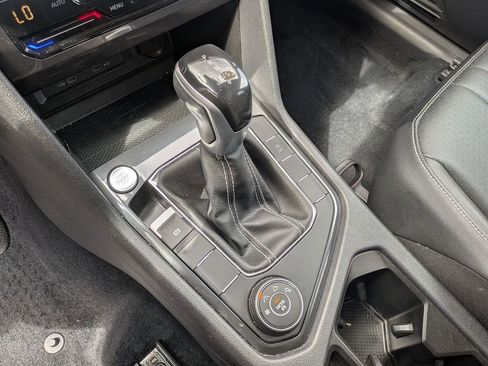 Used 2022 Volkswagen Tiguan SE AWD/4WD image 19