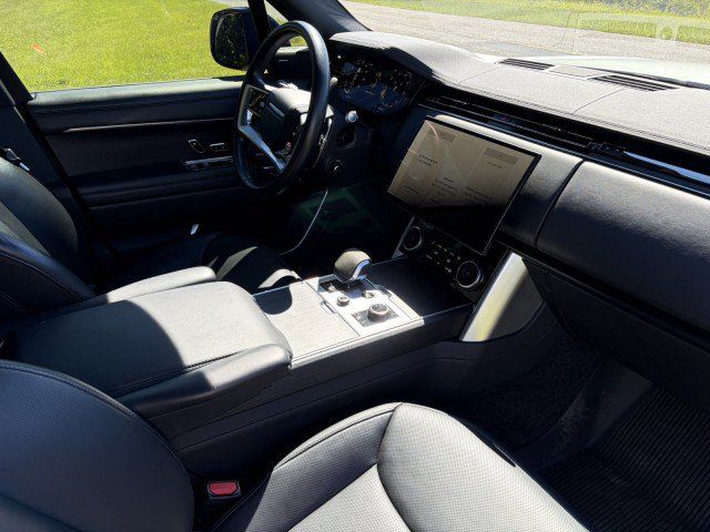 Used 2023 Land Rover Range Rover Long Wheelbase SE AWD/4WD image 18