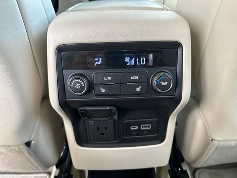 Used 2022 GMC Acadia Denali w/ Denali Ultimate Package FWD image 16