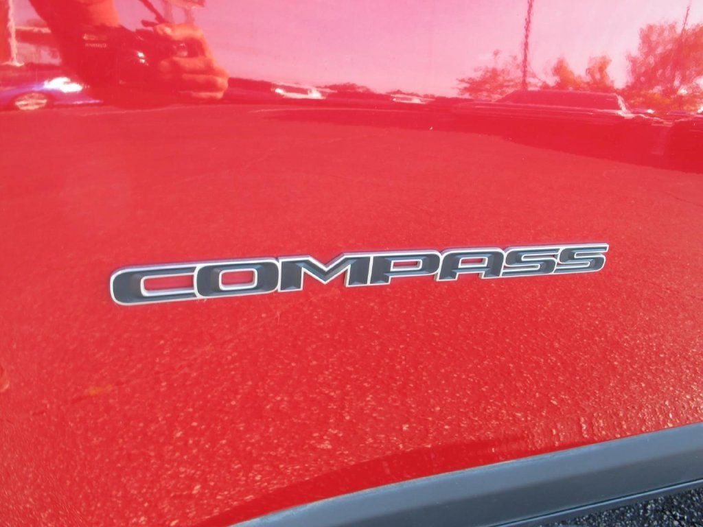 Used 2018 Jeep Compass Latitude w/ Popular Equipment Group FWD image 8