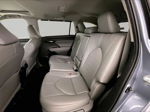 Used 2023 Toyota Highlander XLE AWD/4WD image 19