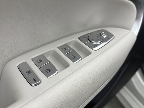 Used 2025 Genesis G70 2.5T image 24