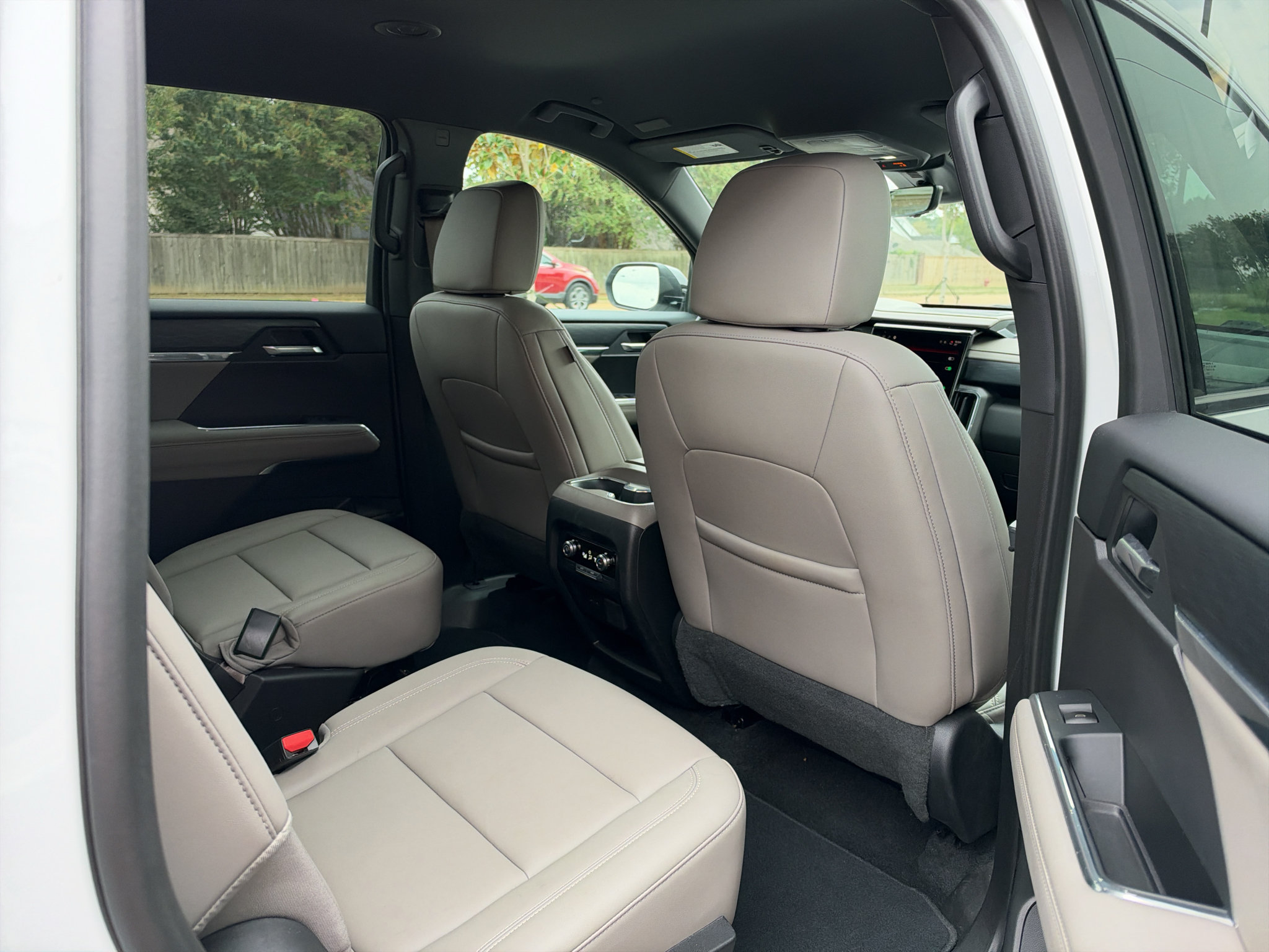 Used 2026 GMC Acadia Elevation w/ Elevation Premium Package FWD image 18