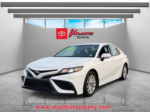 Used 2023 Toyota Camry SE image 2