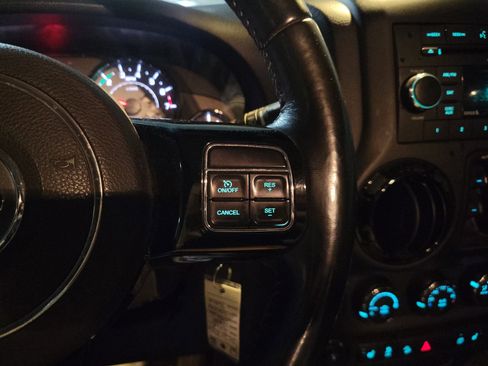 Used 2017 Jeep Wrangler Unlimited Sahara image 24