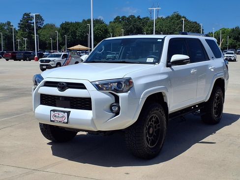 Certified 2023 Toyota 4Runner SR5 Premium w/ Moonroof Package AWD/4WD image 3