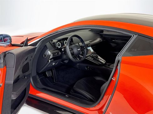 Used 2025 Aston Martin V8 Vantage Coupe image 12