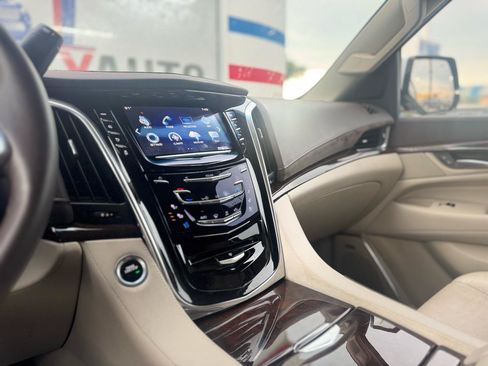 Used 2017 Cadillac Escalade Luxury AWD/4WD image 53