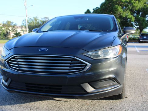 Used 2018 Ford Fusion SE image 2