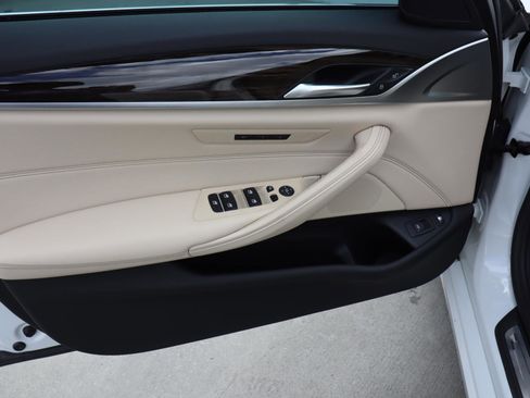 Certified 2023 BMW 530e w/ Convenience Package image 14