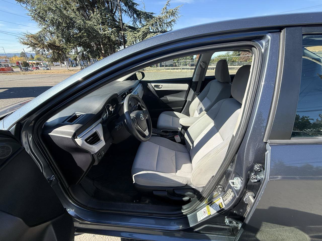 Used 2015 Toyota Corolla LE FWD image 17