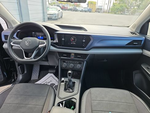 Used 2022 Volkswagen Taos SE w/ Panoramic Sunroof Package FWD image 12