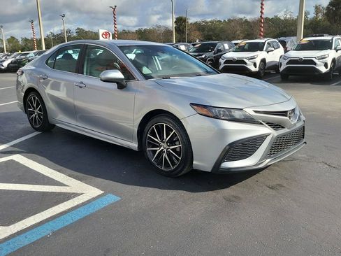 Used 2021 Toyota Camry SE image 2