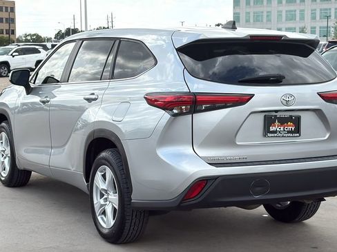 Used 2023 Toyota Highlander L image 3