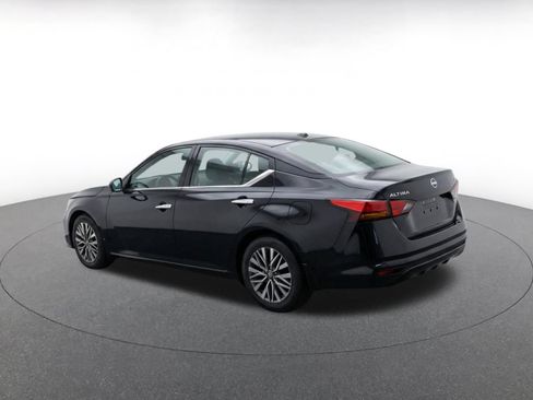 Used 2025 Nissan Altima 2.5 SV FWD image 7