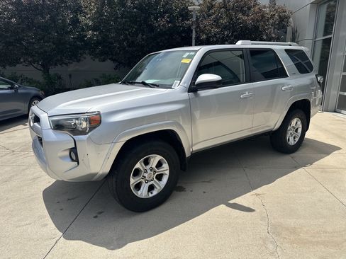 Used 2018 Toyota 4Runner SR5 AWD/4WD image 6