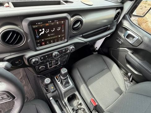 Used 2023 Jeep Gladiator Sport AWD/4WD image 19
