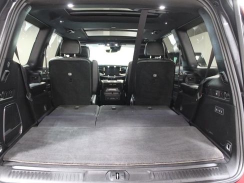 Used 2022 Jeep Wagoneer Series III w/ Premium Group I AWD/4WD image 15