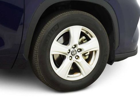 Used 2022 Toyota Highlander L FWD image 9