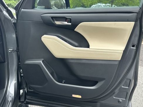 Used 2024 Toyota Highlander XLE FWD image 16