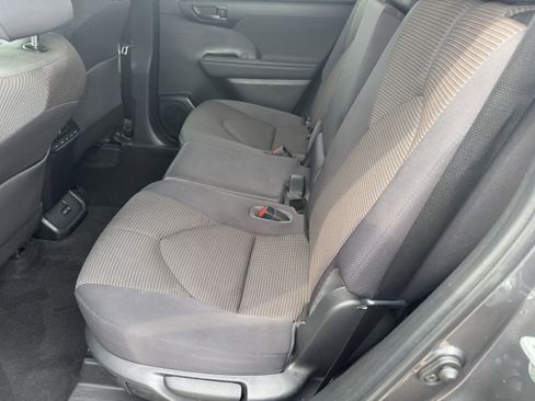 Used 2023 Toyota Highlander L image 6
