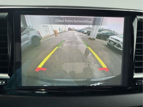 Used 2025 Chrysler Pacifica Select image 31