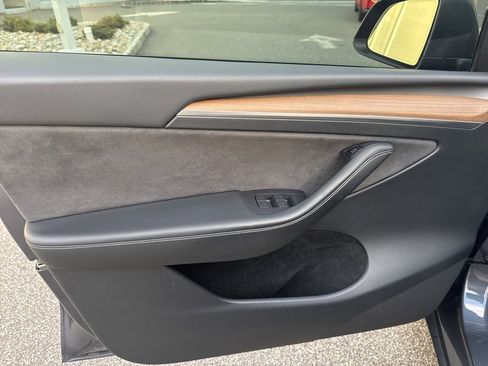 Used 2023 Tesla Model Y Performance image 6