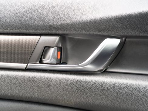 Used 2018 Honda Accord Sport image 13