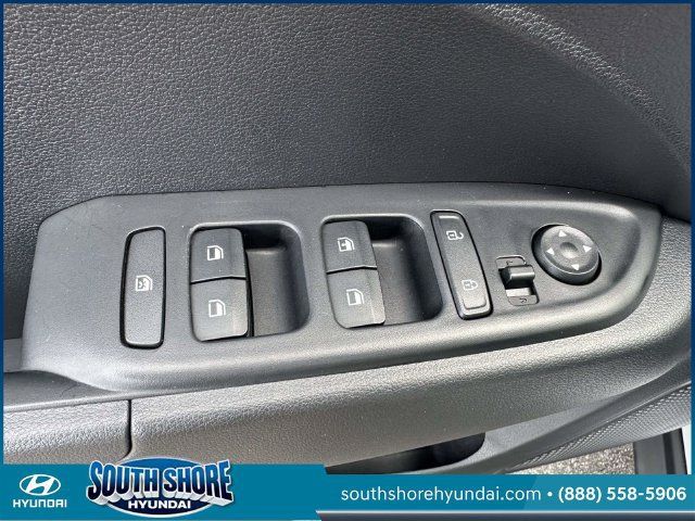 Certified 2025 Hyundai Venue SE FWD image 18