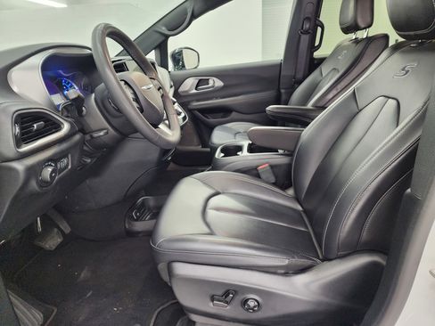 Used 2024 Chrysler Pacifica Limited image 7