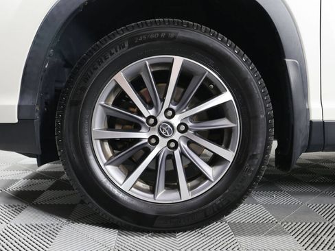 Used 2019 Toyota Highlander XLE w/ Carpet Mat Package (TMS) AWD/4WD image 9