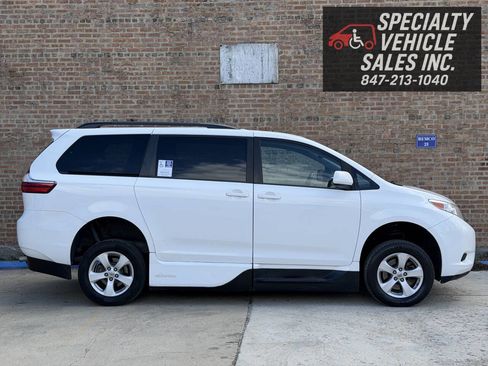 Used 2017 Toyota Sienna LE image 4