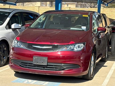 Used 2017 Chrysler Pacifica Touring image 1