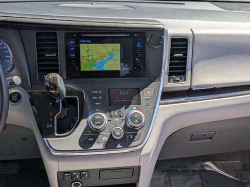 Used 2015 Toyota Sienna XLE image 20