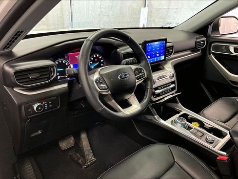 Used 2022 Ford Explorer XLT w/ Equipment Group 202A image 12