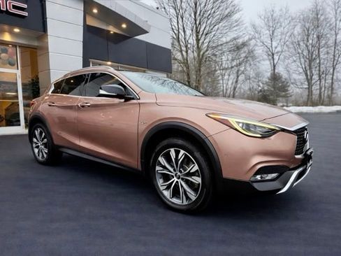Used 2017 INFINITI QX30 Premium w/ Navigation Package image 6