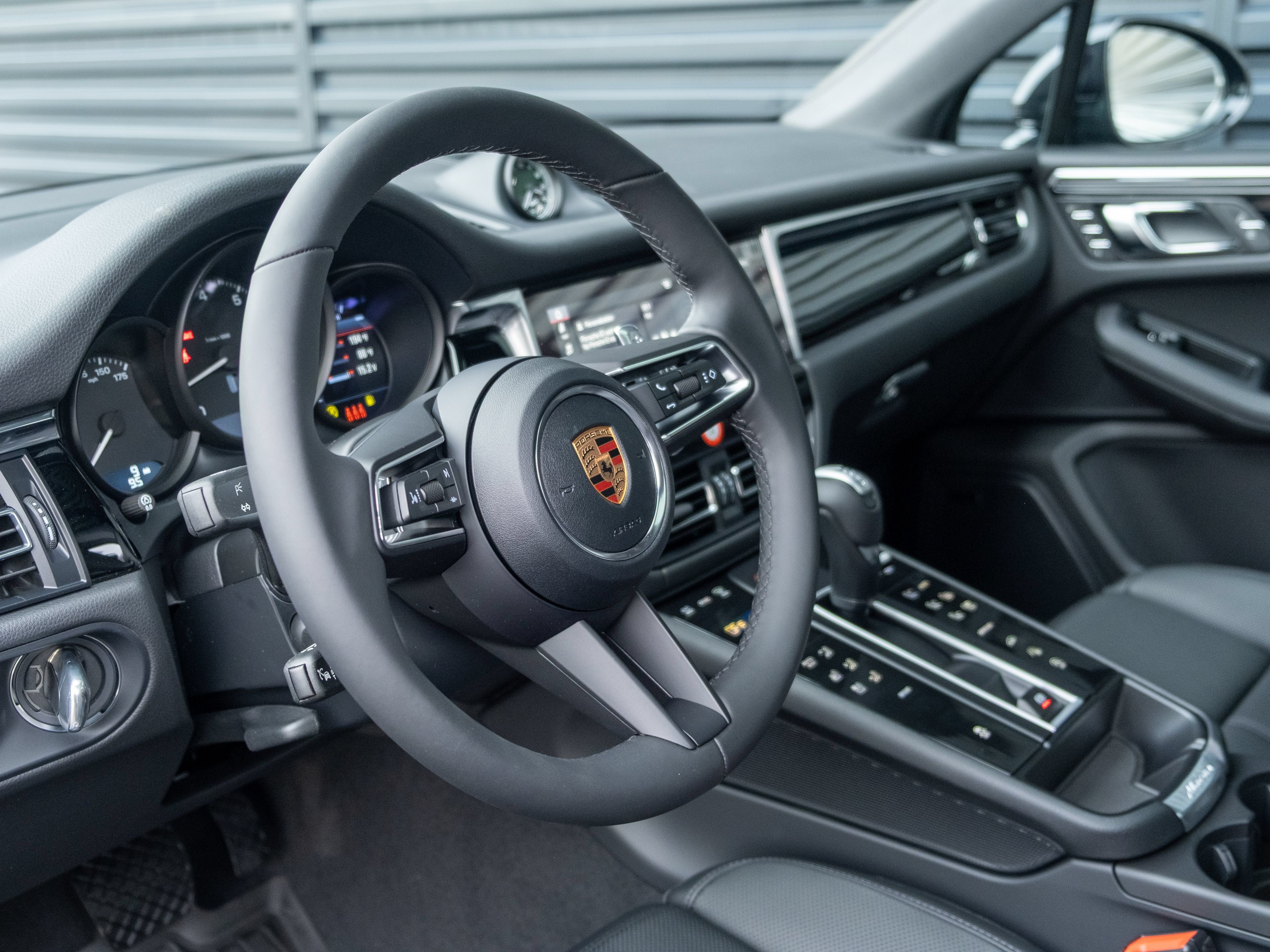 Certified 2026 Porsche Macan AWD/4WD image 4