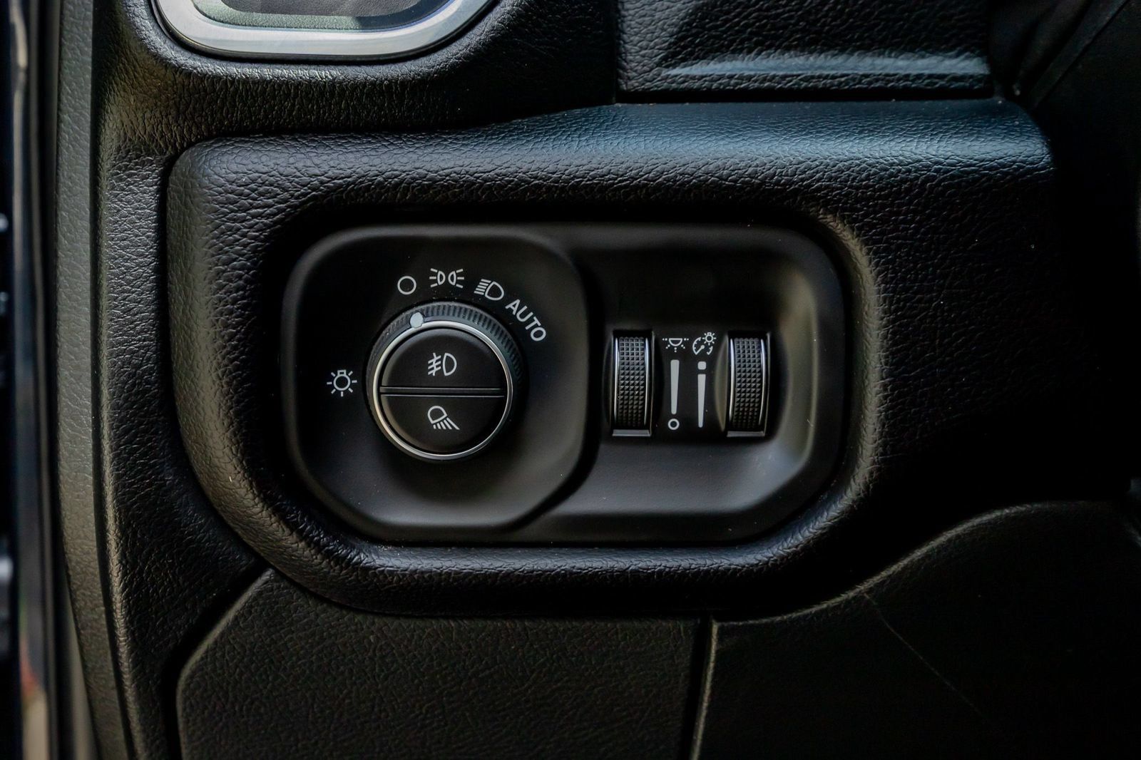 Used 2025 RAM 3500 Laramie AWD/4WD image 21