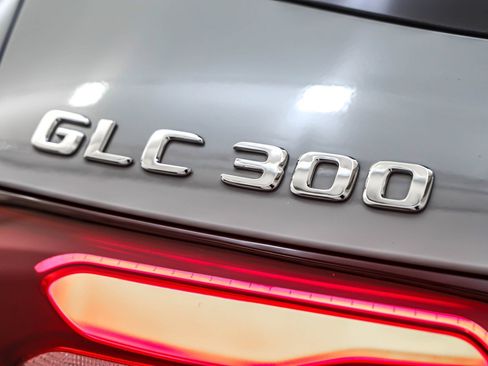 Used 2025 Mercedes-Benz GLC 300 image 9