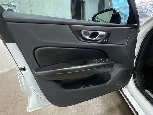 Used 2022 Volvo S60 B5 Momentum image 10