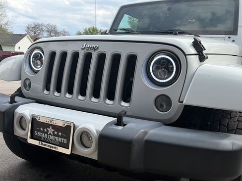 Used 2016 Jeep Wrangler Sahara w/ Dual Top Group AWD/4WD image 18