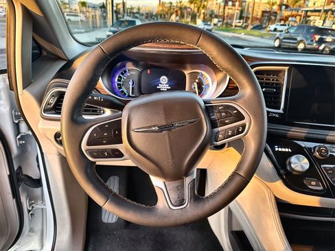 Used 2023 Chrysler Pacifica Limited w/ Uconnect Theater Family Group image 11