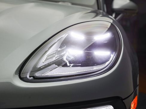 Used 2025 Porsche Macan image 11