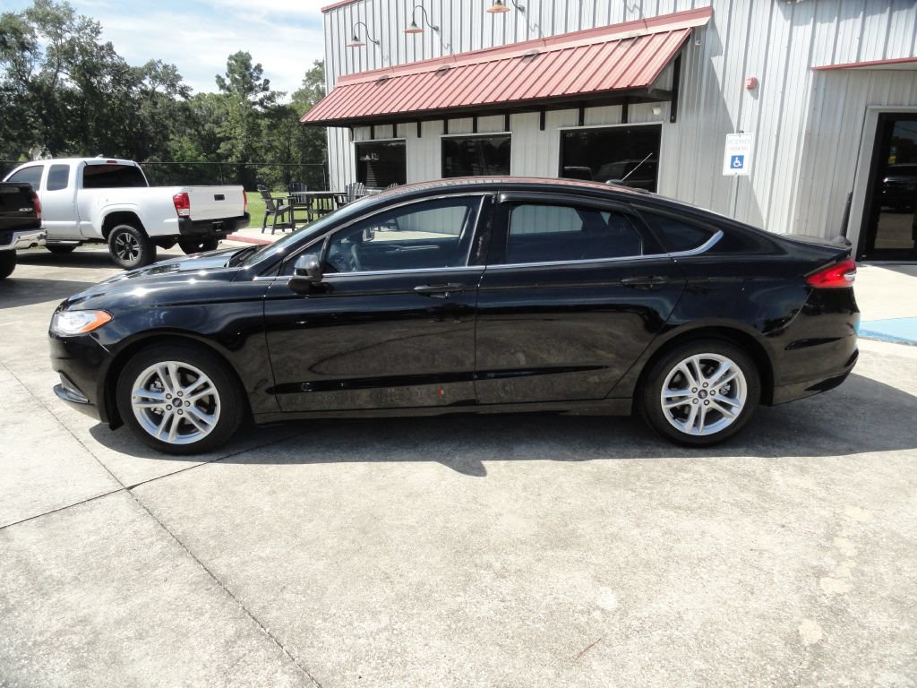 Used 2018 Ford Fusion SE w/ Fusion SE Technology Package FWD image 3