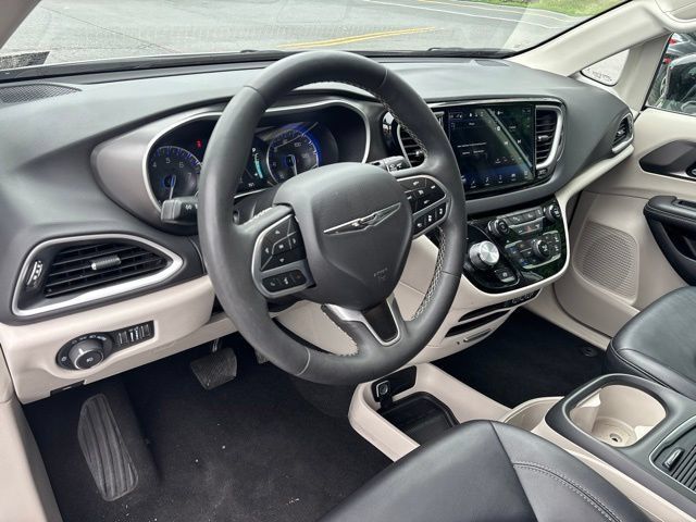 Used 2024 Chrysler Pacifica Touring-L FWD image 15