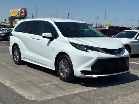 Used 2022 Toyota Sienna LE FWD image 12