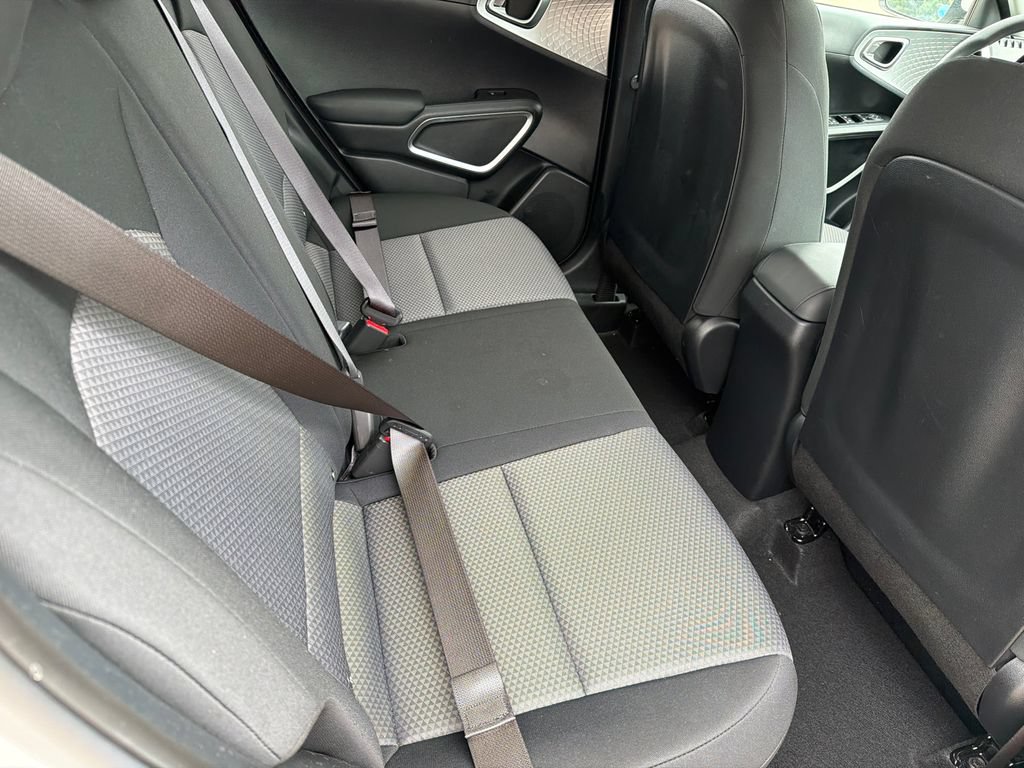 Used 2025 Kia Soul LX w/ LX Technology Package FWD image 15
