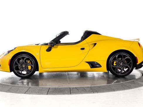 Used 2016 Alfa Romeo 4C Spider w/ Spider Track Package 4 RWD image 2
