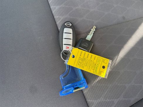 Used 2023 Nissan Titan SV w/ SV Convenience Package image 32